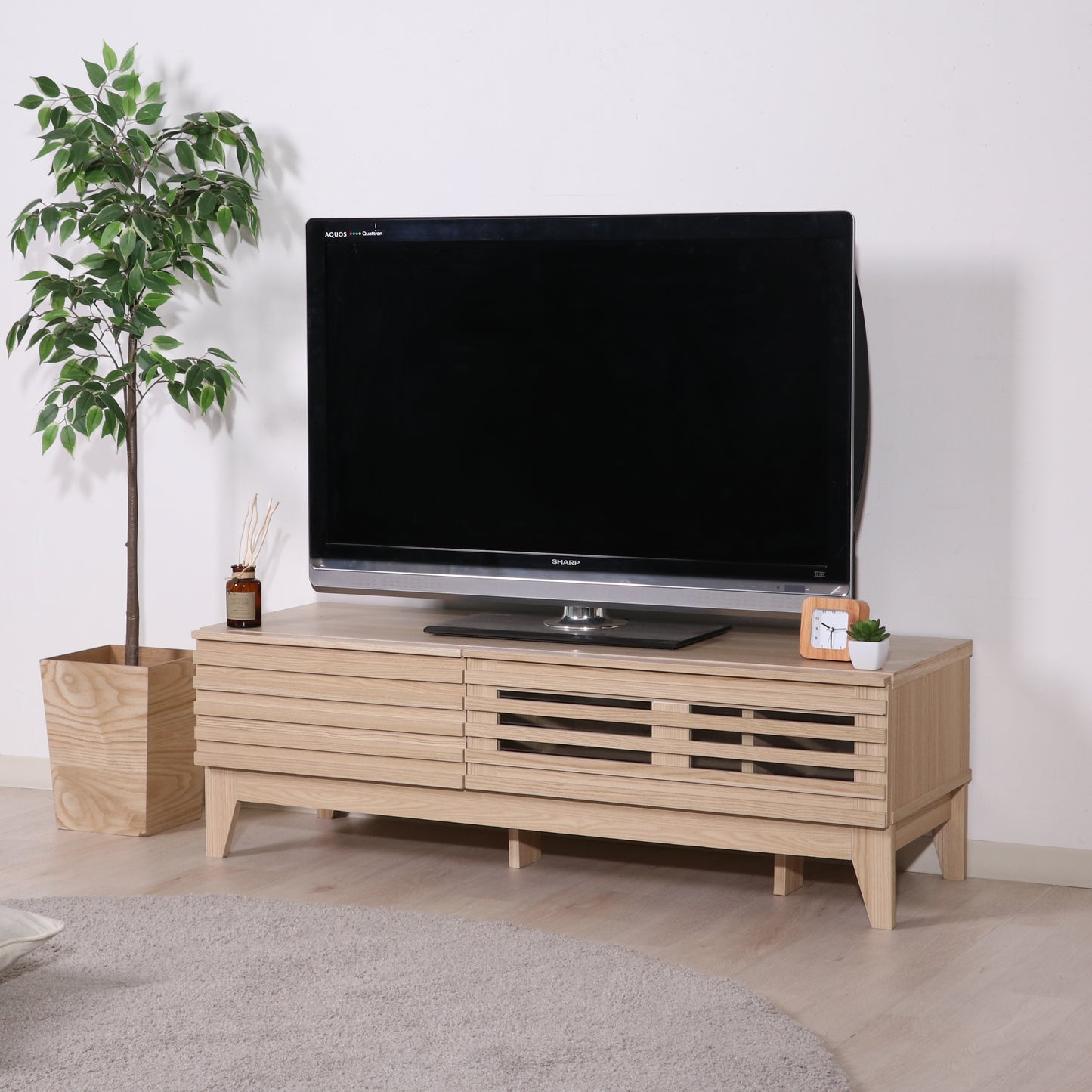 格子デザインのナチュラルウッドのテレビボード