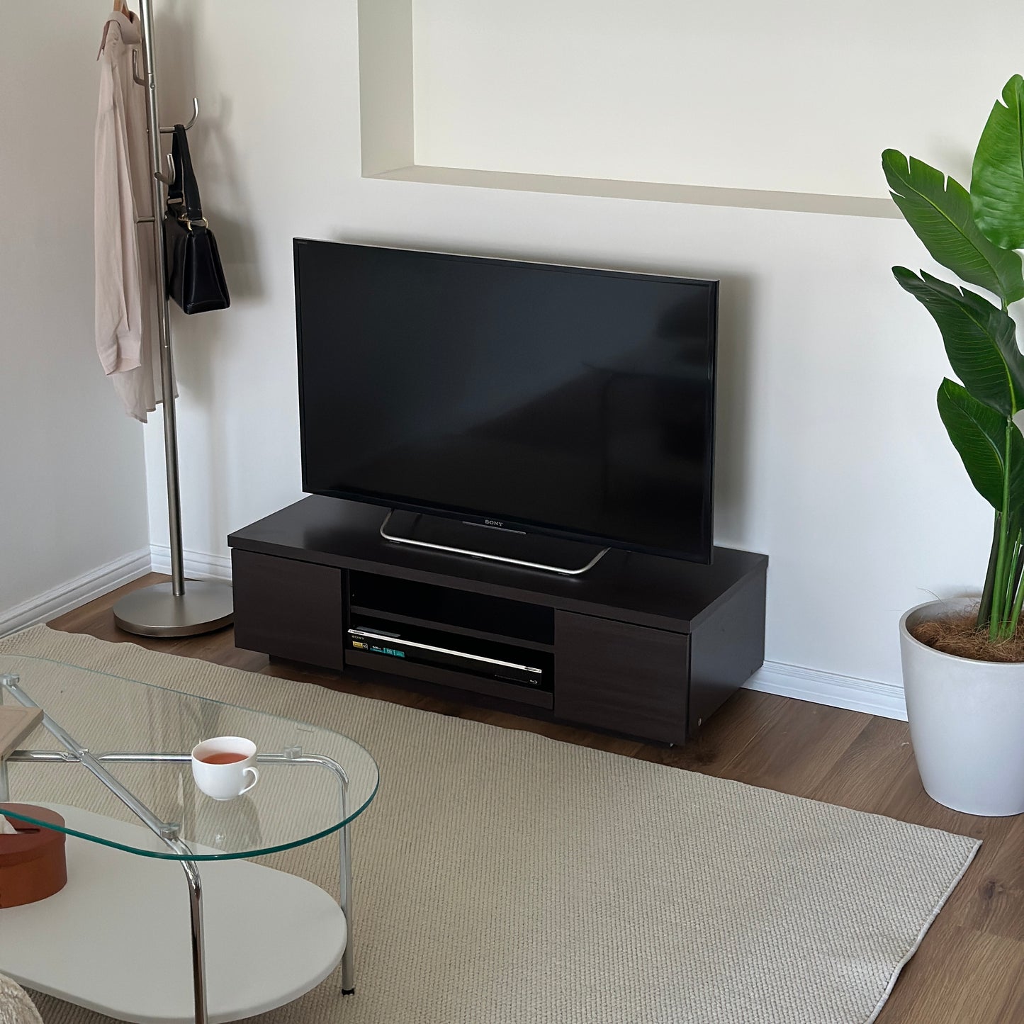 ダークブラウンのテレビボードを部屋で使っている様子