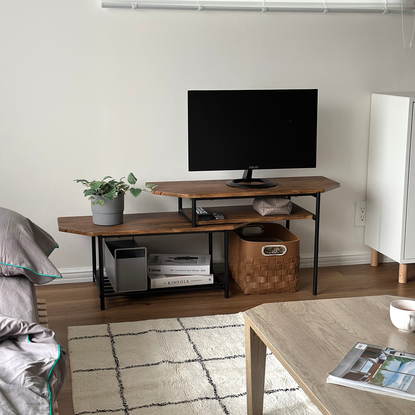 スライドして使えるブラウンのテレビボードが部屋に置かれている様子