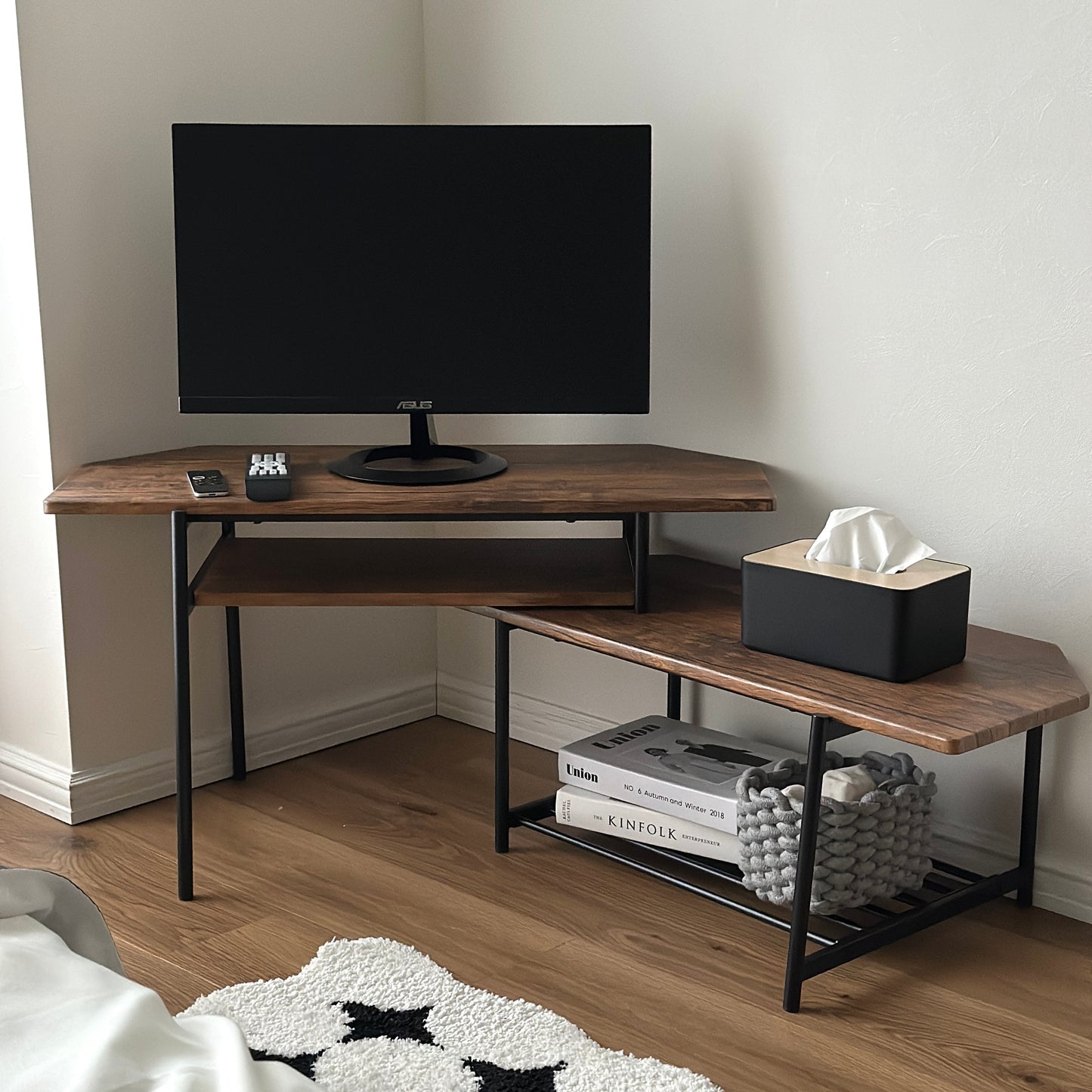 スライドして使えるブラウンのテレビボードが部屋に置かれている様子